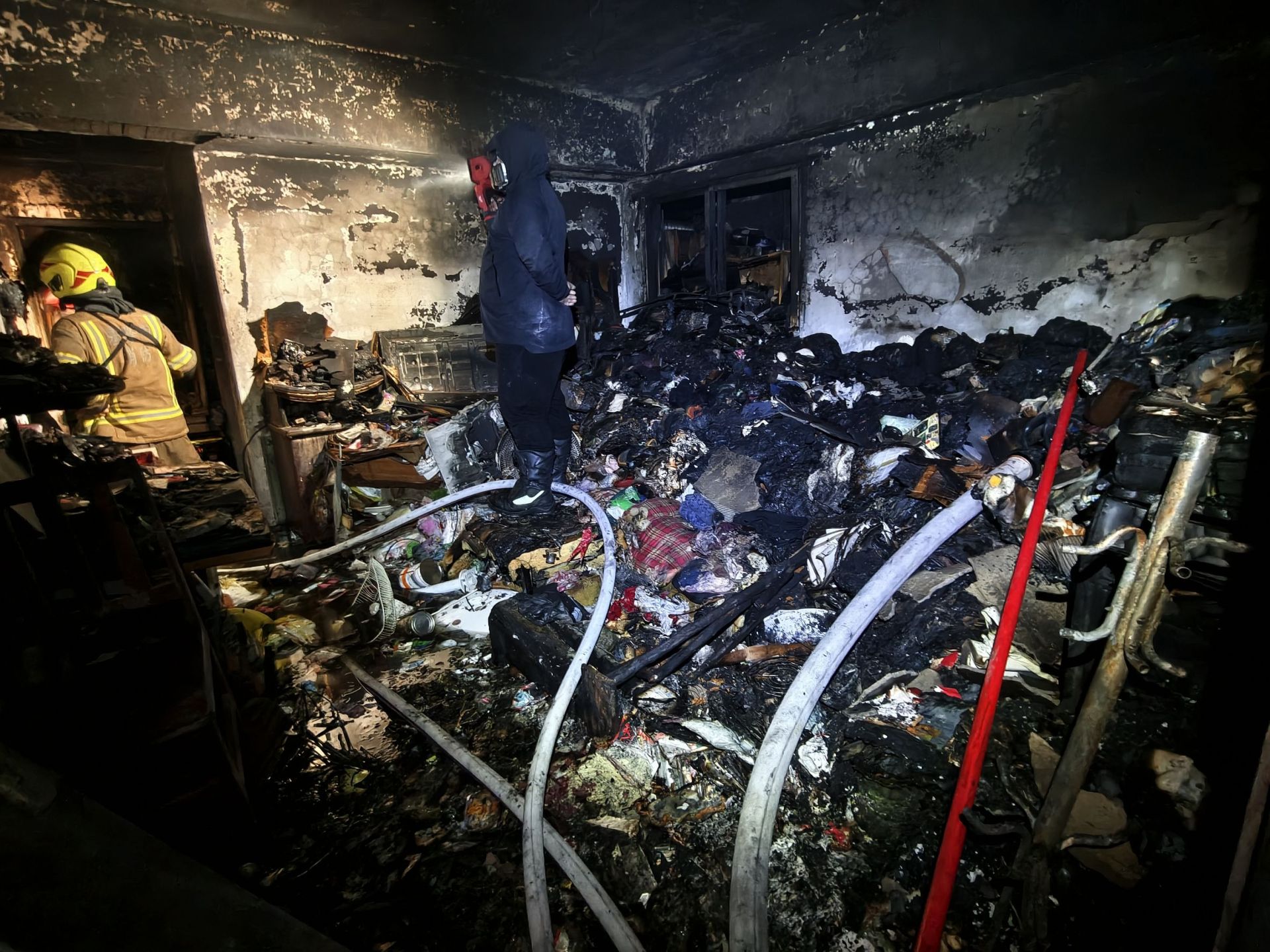 基隆惡火起火戶屋內堆滿回收物與舊衣,幾乎推擠到天花板,猶如「舊衣山」般的雜物在悶燒後不斷崩落,不僅阻礙逃生,更造成消防員救援困難。