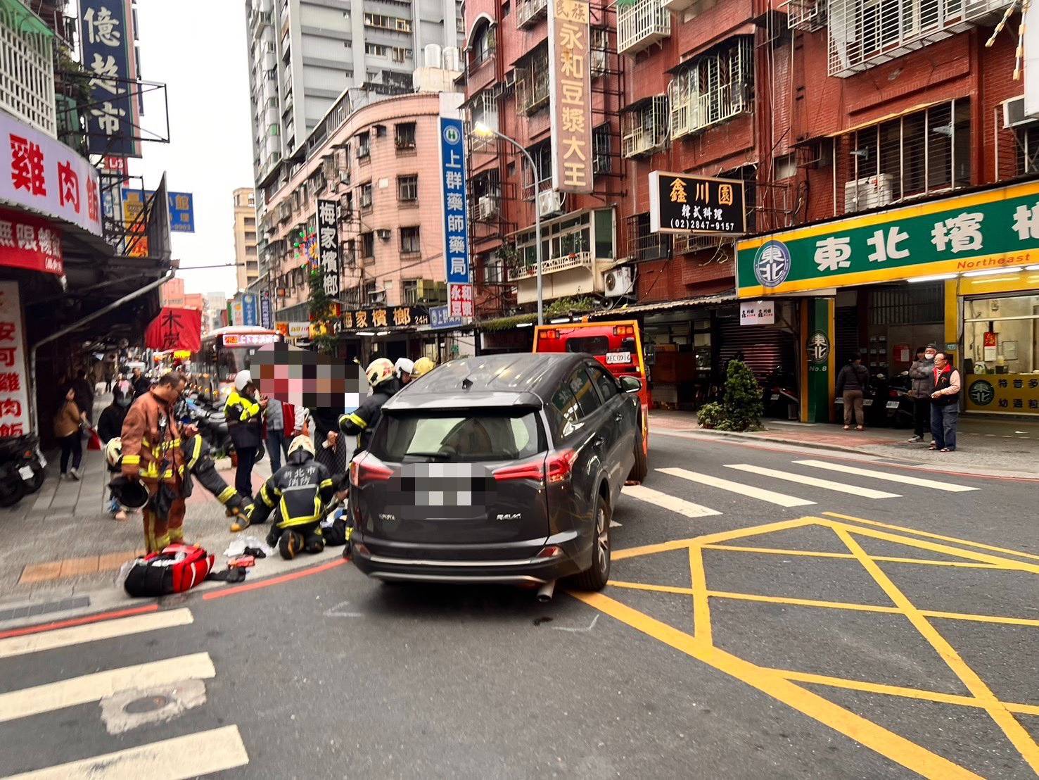 醫護人員初步檢視，李女骨盆嚴重受傷且出現內出血症狀，隨即送往台北市新光醫院急診治療。