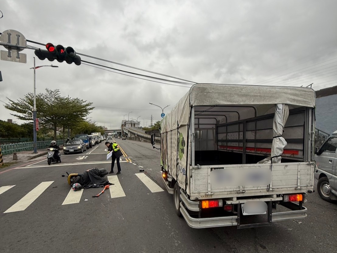 49歲許姓女子騎乘機車於路口準備左轉時,慘遭後方1輛小貨車直接追撞。