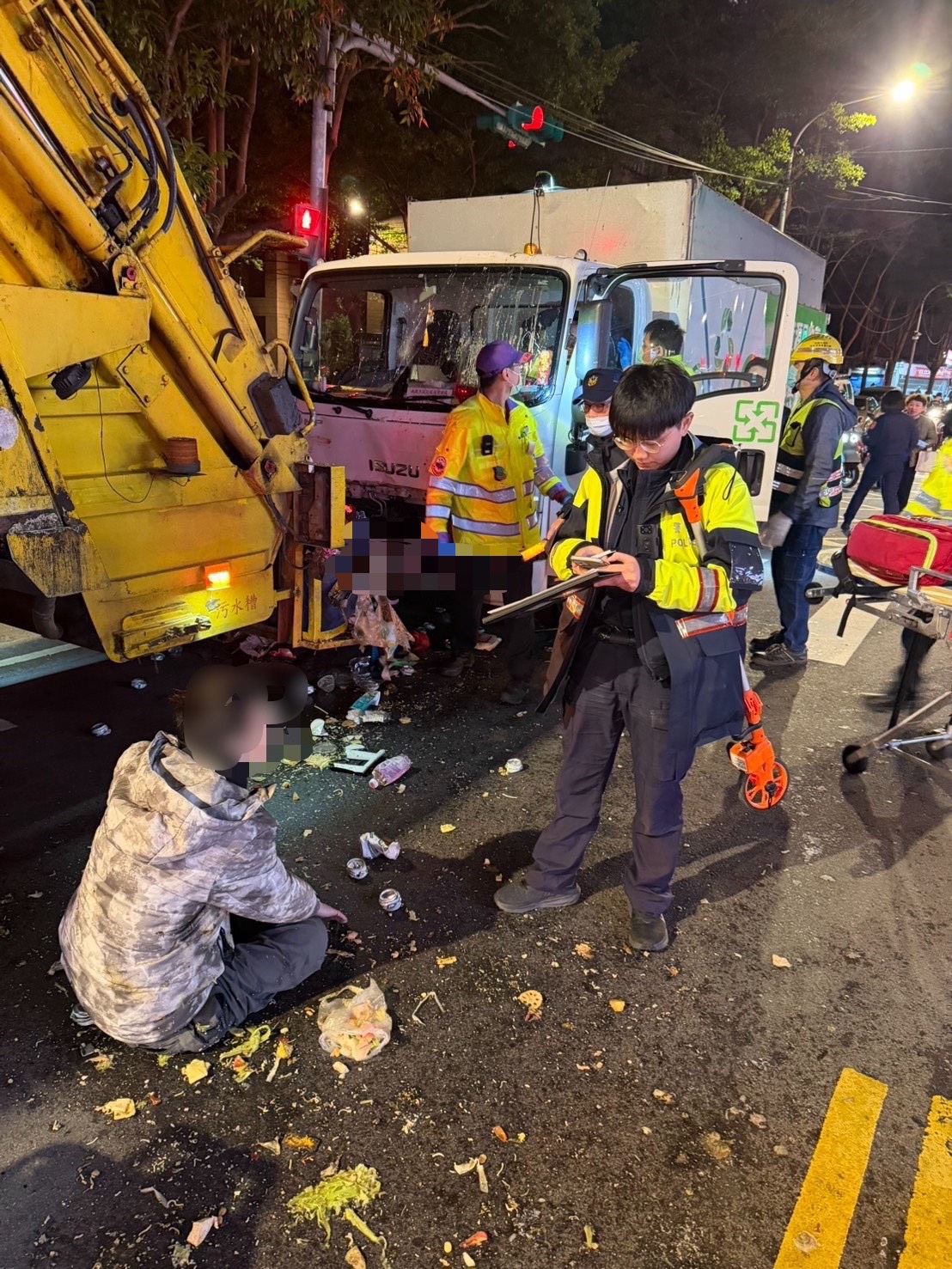 現場初步調查,包括疑似發病昏迷的資收車駕駛及受傷民眾在內,共計有7人緊急送醫。其中1名婦人傷勢最為嚴重,現場已無呼吸心跳。