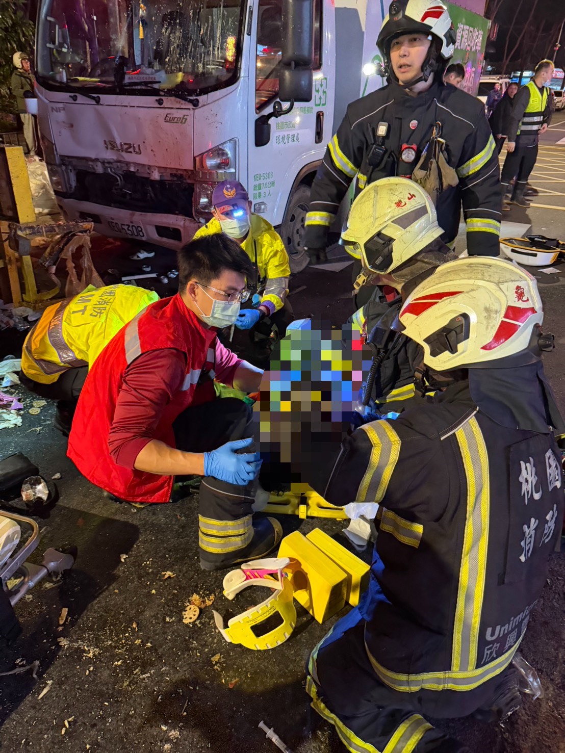 現場共計造成7人受傷,其中1名婦人當場失去生命徵象。