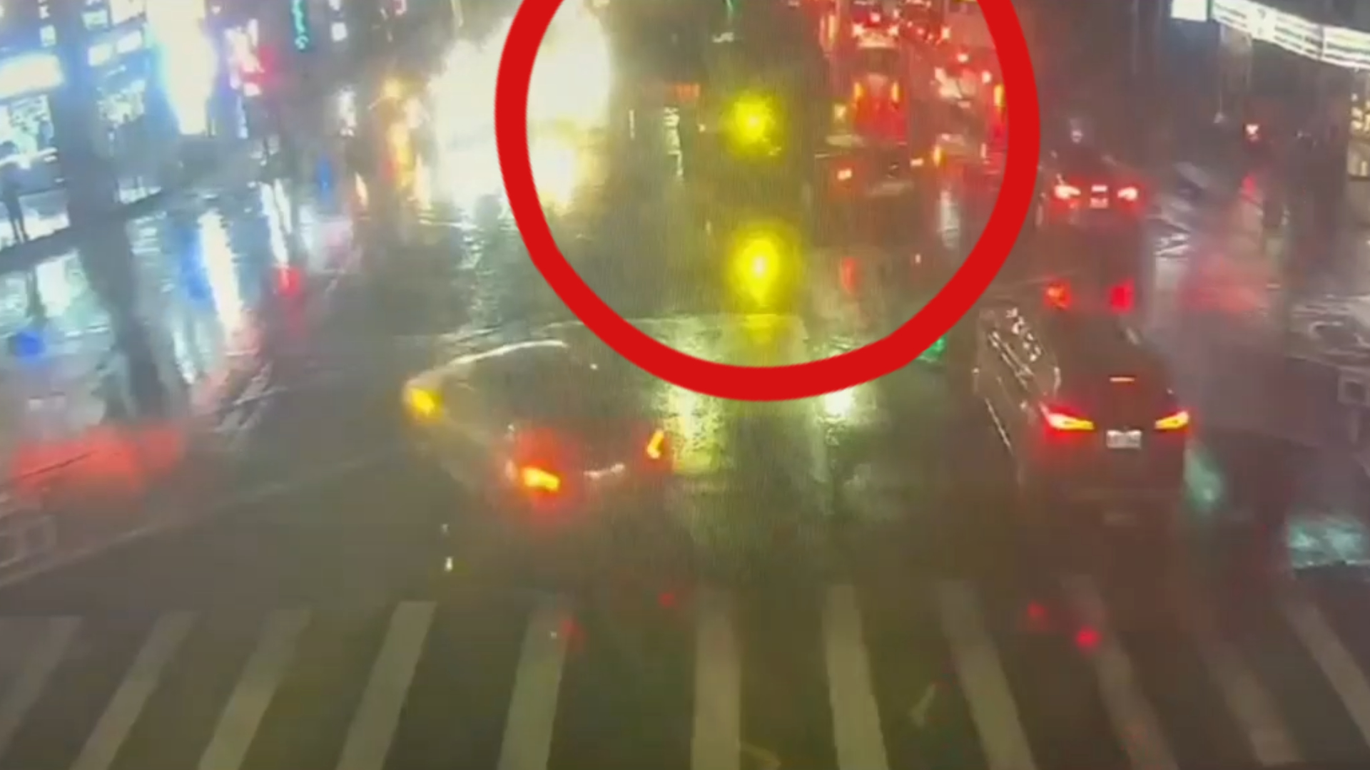 該輛聯結車當時停在路口,疑似因車輛機件故障,導致貨櫃車斗與車頭意外分離。駕駛在駛離後約2分鐘便回到現場。