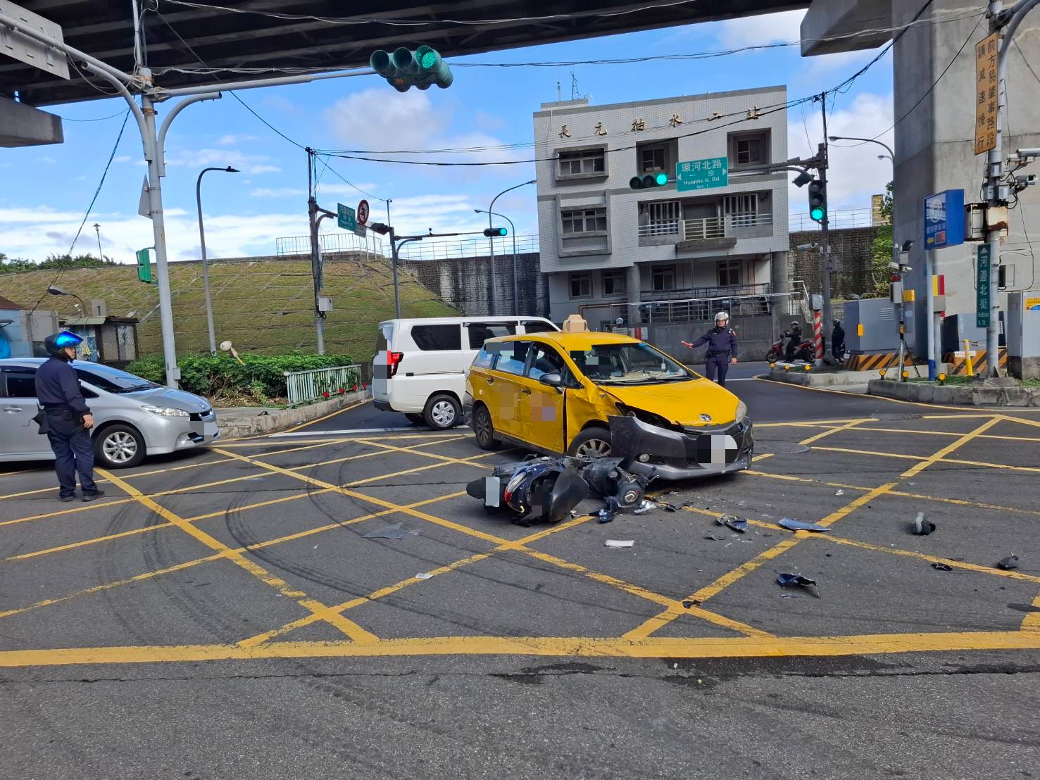 22歲李姓男子騎車載著簡男，沿河邊北街往長元街方向行駛。行經河邊北街68巷口時，疑似因闖紅燈，與橫向由54歲林姓男子駕駛、剛從路口起步的計程車發生劇烈衝撞。