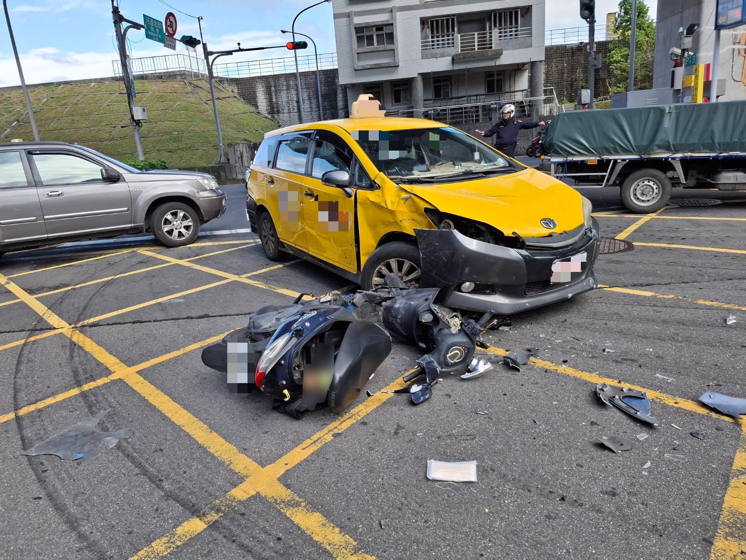 新北市三重區河邊北街、河邊北街68巷口，今（23）日下午13時許發生1起死亡車禍。