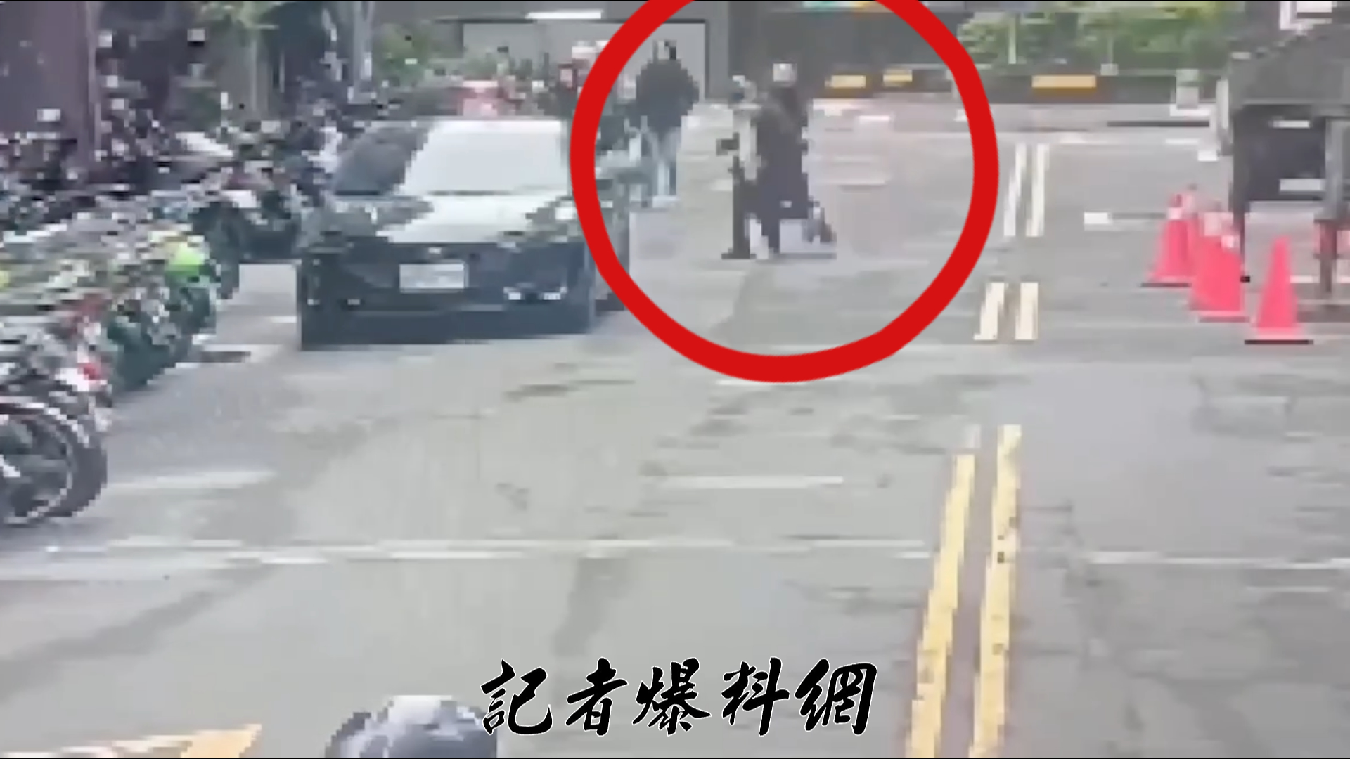 台北市中山區街頭今（23）日清晨7時許上演警匪拉扯戲碼。