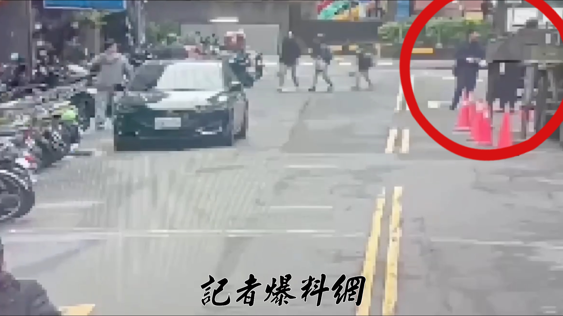 黃男眼神與警員對上後，神色極度慌張隨即起身，想快閃離開現場。員警察覺其行徑怪異，立刻上前要求盤查身分。