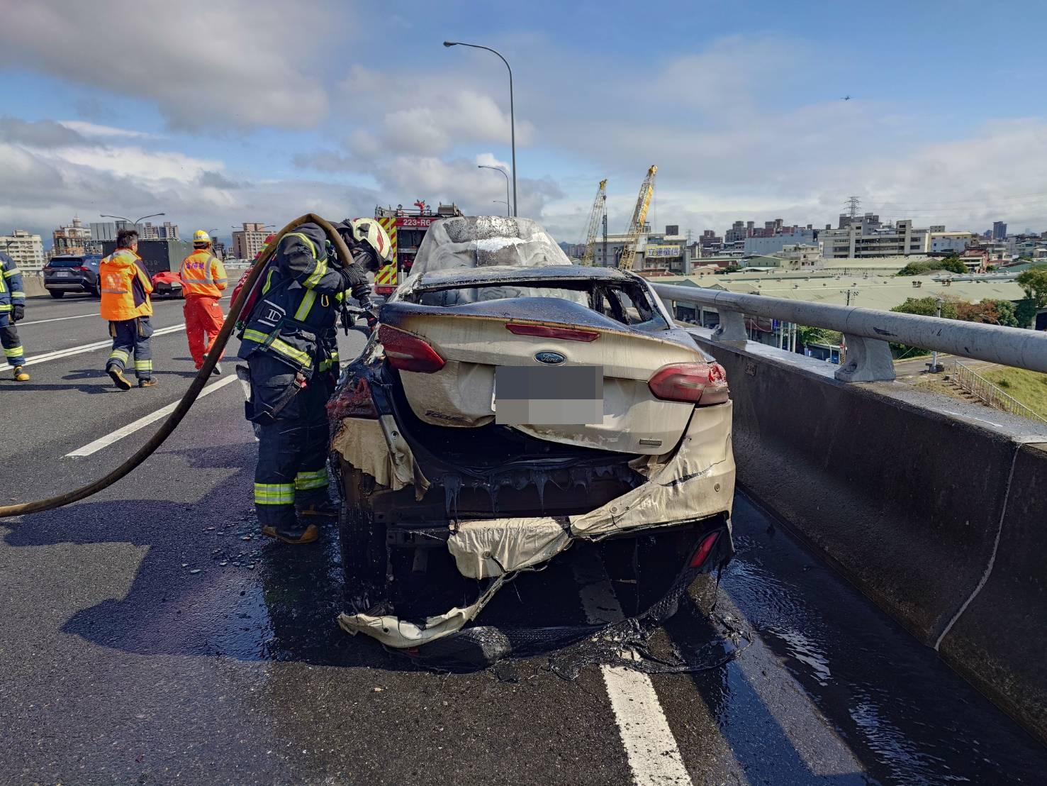 33歲黃姓男子駕駛小客車行經該路段時,發現引擎冒煙,緊急靠邊停車,才剛跳下車,車輛隨即陷入火海燒成火球,整輛車燒成廢鐵