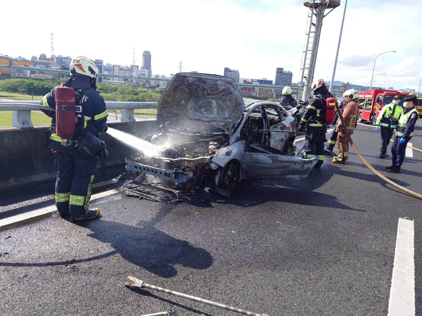 國道1號五楊高架道北向30.7公里三重路段,今(23)日上午10時許發生火燒車事故。