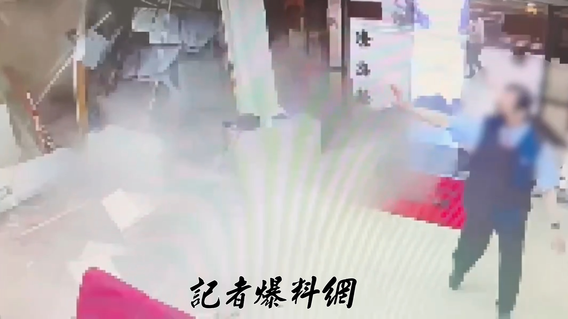 彰化銀行保全見銀行外民眾倒地，連忙要銀行人員協助報案求援。