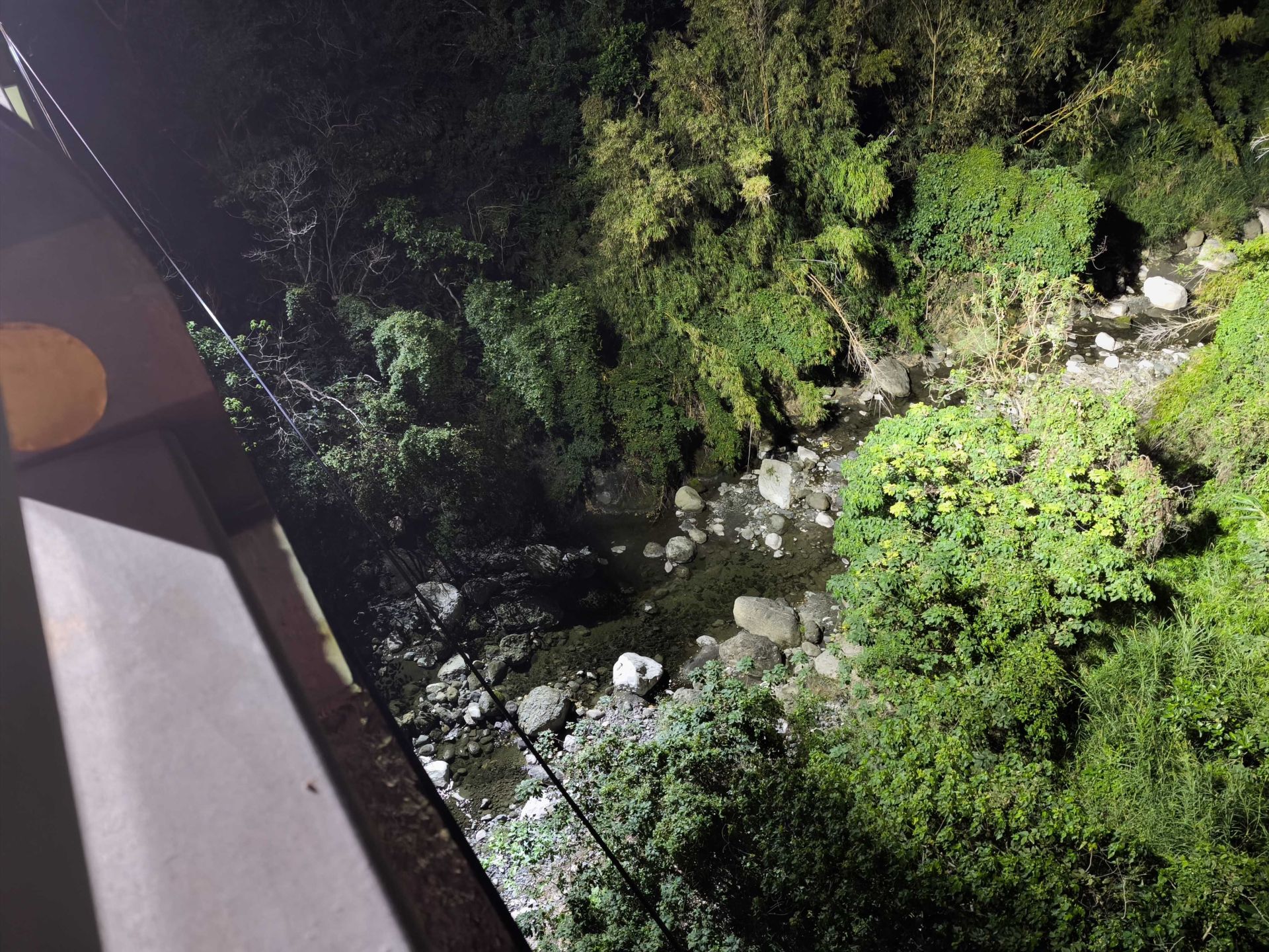 台東縣新豐派出所警員執行巡邏勤務，行經八邊橋時，目擊1名民眾墜落橋下，隨即通報119尋求支援。