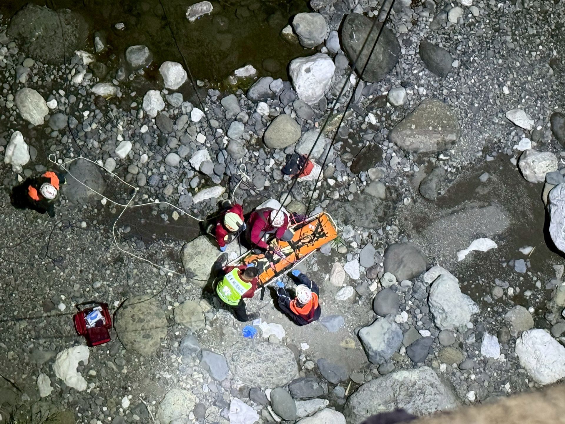 八邊橋與底部溪床落差高達30公尺，現場地勢崎嶇且深夜伸手不見五指，搜救難度極高。救護人員起初在橋上大聲呼喊均無回應，隨即決定架設繩索進行低索垂降，深入溪床展開地毯式搜索。