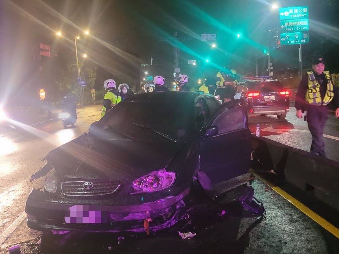 黃男一路狂飆至文山區木柵路一段時,終因車速過快失控撞上中央分隔島,車頭毀損動彈不得,趕抵現場的警力隨即將其拖出車外制服。