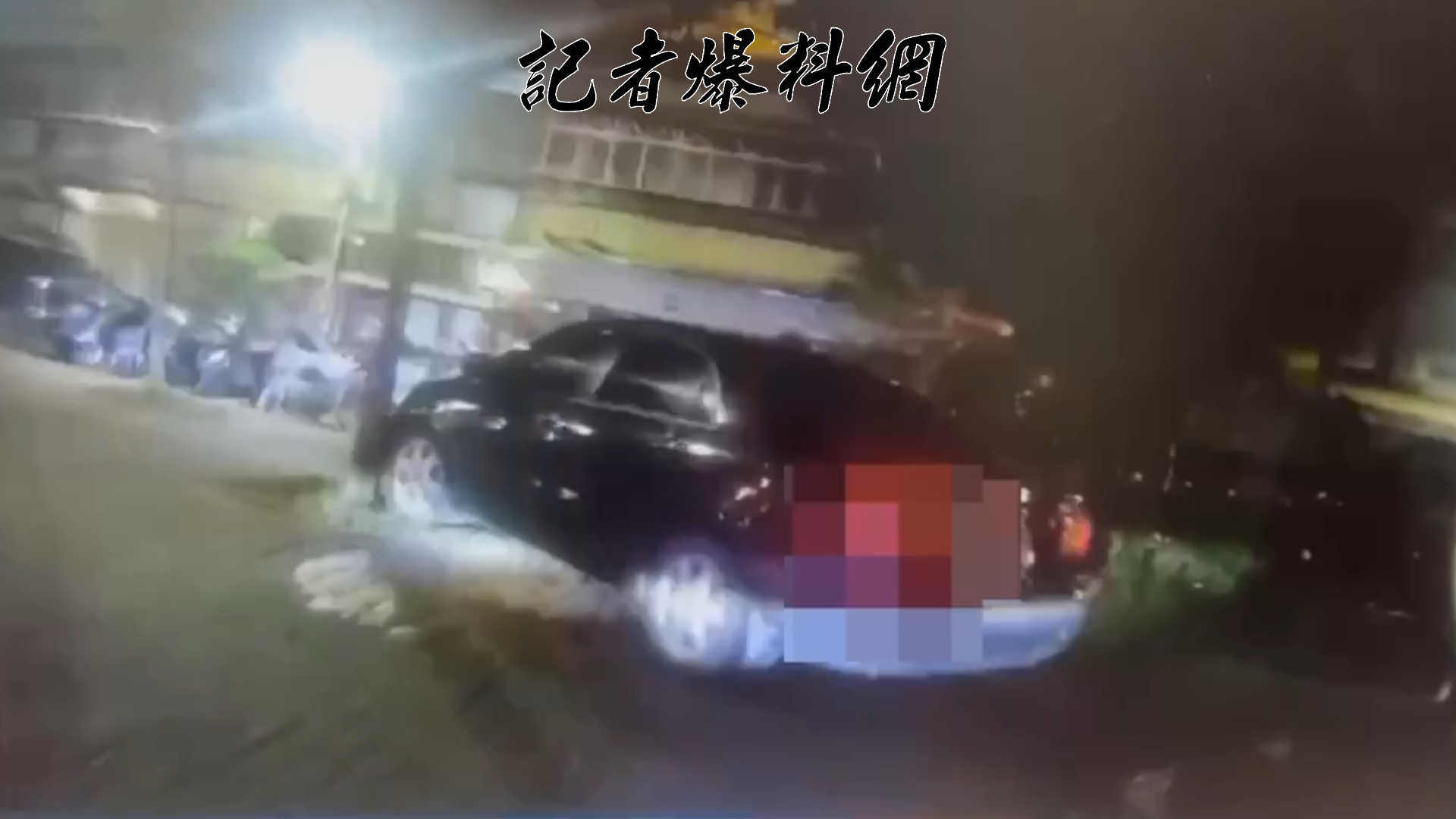 黃男起初假意停車配合,卻在盤查過程中突然加足油門意圖衝撞員警並逃逸。