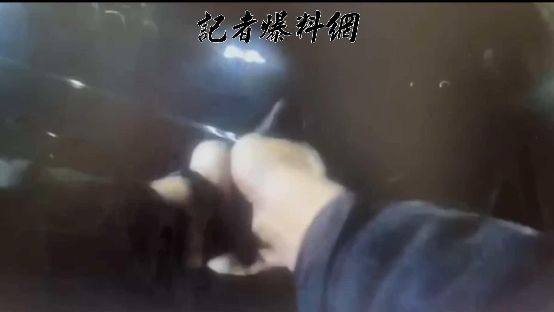 員警為防止危害擴大,果斷依法使用警械朝該車左後輪開出1槍制止。