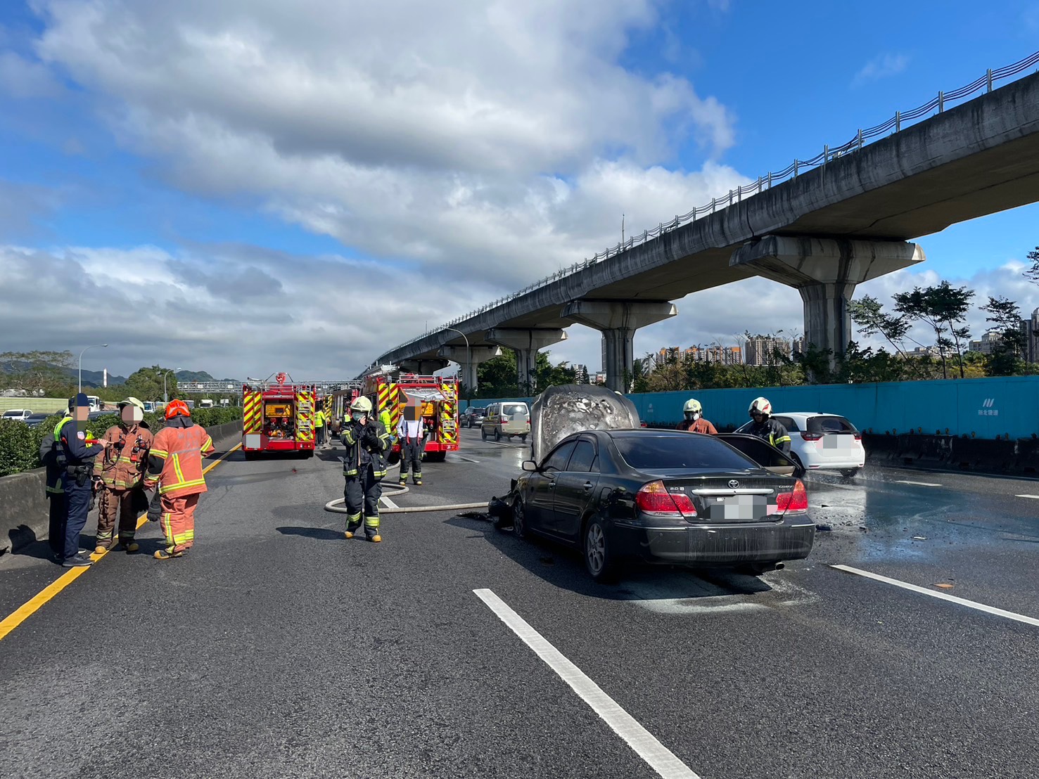 29歲徐姓男子駕駛自小客車行經該路段時，發現引擎室突然冒出大量濃煙並竄出火苗，嚇得徐男趕緊將車停在車道上，與乘客迅速下車逃生。