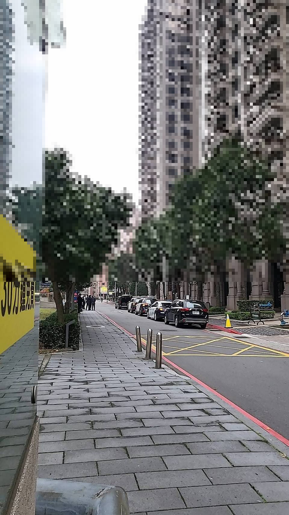 墜樓地點位於房價近8千萬的知名豪宅社區前。