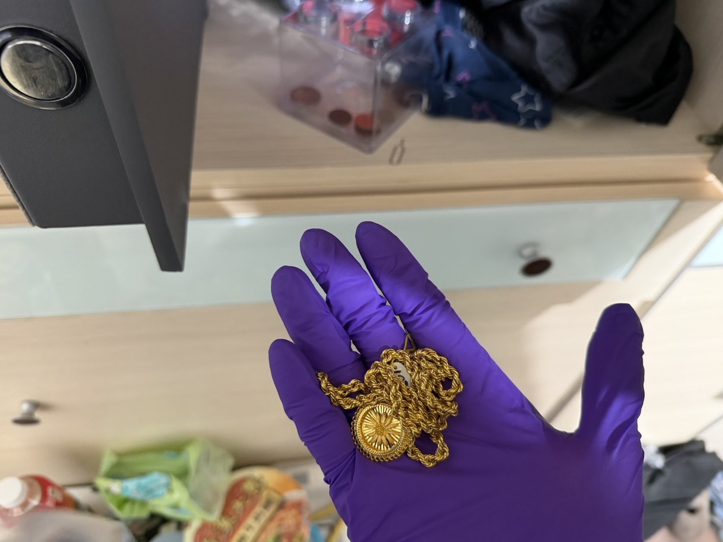 警方深入清查發現，另有1名25歲周姓男子負責開車接應，於今日上午9時許，在周嫌位於觀音區的住處順利找回失竊的42萬元黃金首飾。