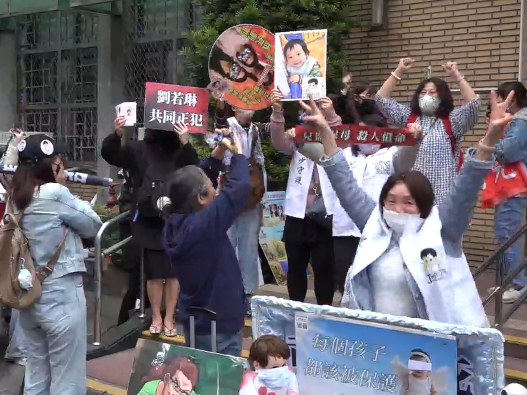 高院合議庭今日上午宣判,認為原審認事用法詳盡,量刑亦屬妥適,駁回上訴。在外等候的民間團體聽聞宣判結果大聲歡呼,互相擁抱彼此慰藉。