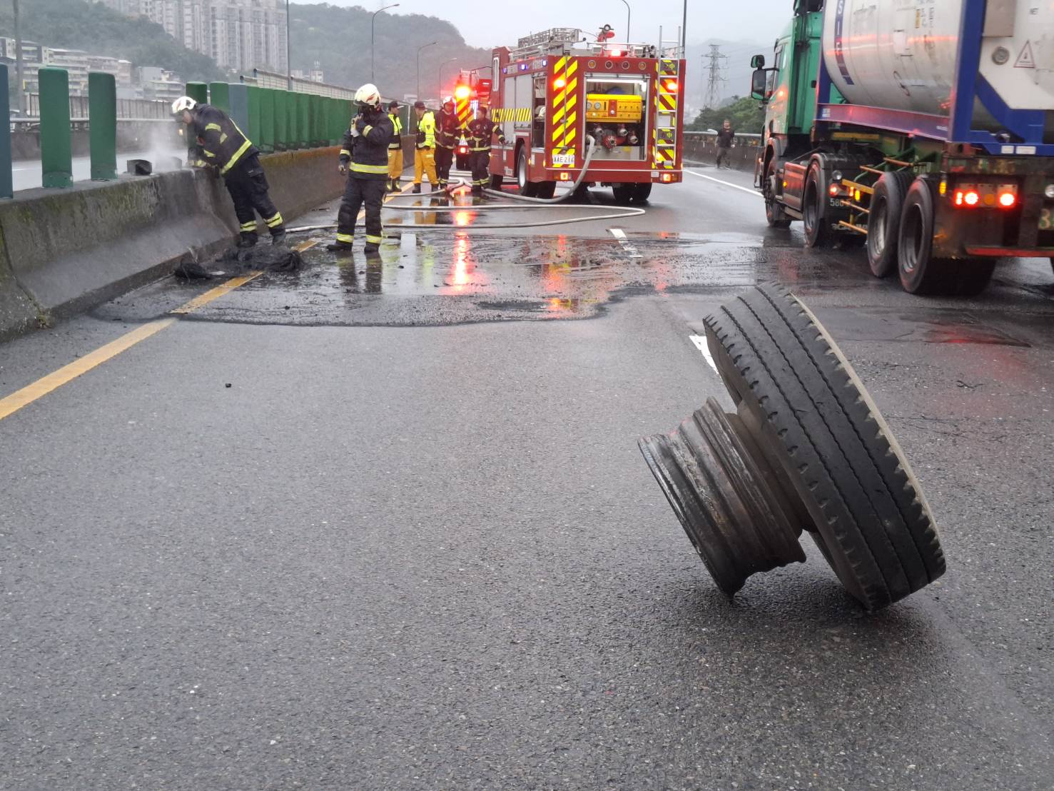彭姓男子駕駛貨櫃車行經台62線東向9.2公里、暖暖交流道前約100公尺處，車輛右後中軸突然發生故障，輪胎與車身分離脫落。