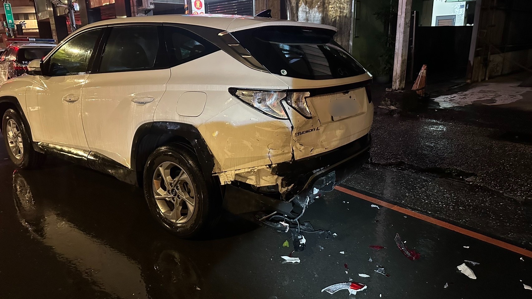 43歲黃姓男子駕車行經少年隊前路段時,疑似因車速過快加上天雨路滑,整輛車失控由內側車道橫切滑向最外側,直接衝撞路邊停放的3輛警方偵防車