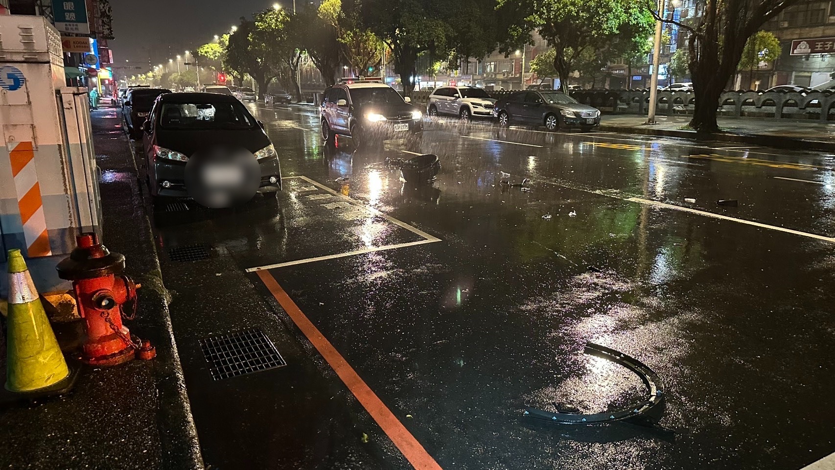 黃男衝撞路邊停放的3輛警方偵防車,巨大衝擊力導致車輛輪胎噴飛。