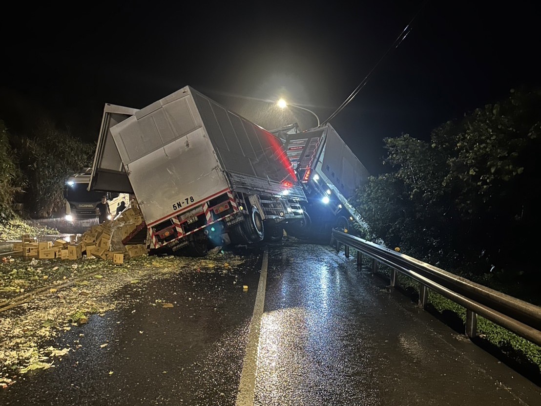 新北市貢寮區台2線濱海公路，昨（27）日深夜22時許發生2輛大型曳引車碰撞事故。