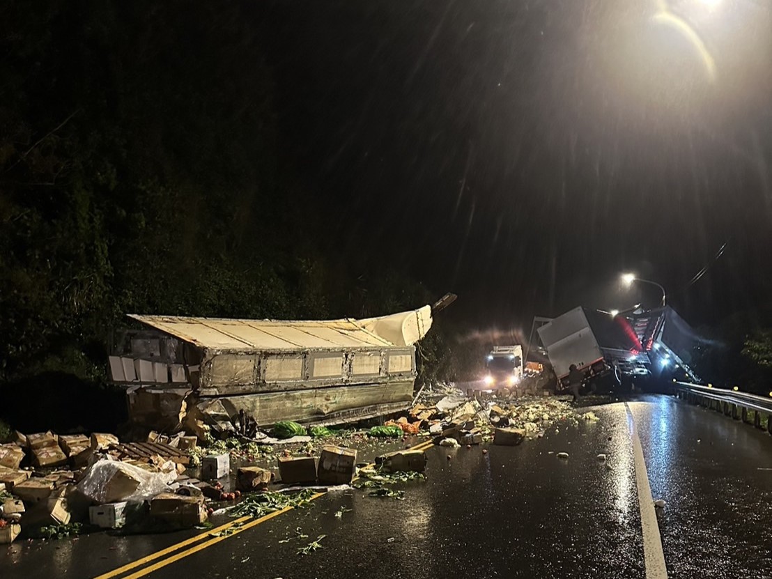 新北市貢寮區台2線濱海公路，昨（27）日深夜22時許發生2輛大型曳引車碰撞事故。