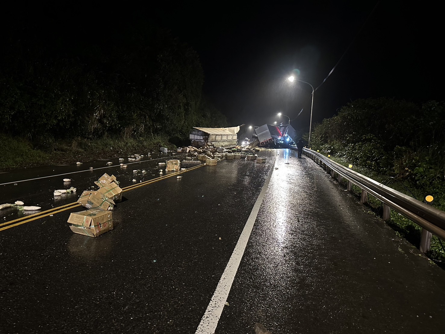 新北市貢寮區台2線濱海公路，昨（27）日深夜22時許發生2輛大型曳引車碰撞事故。