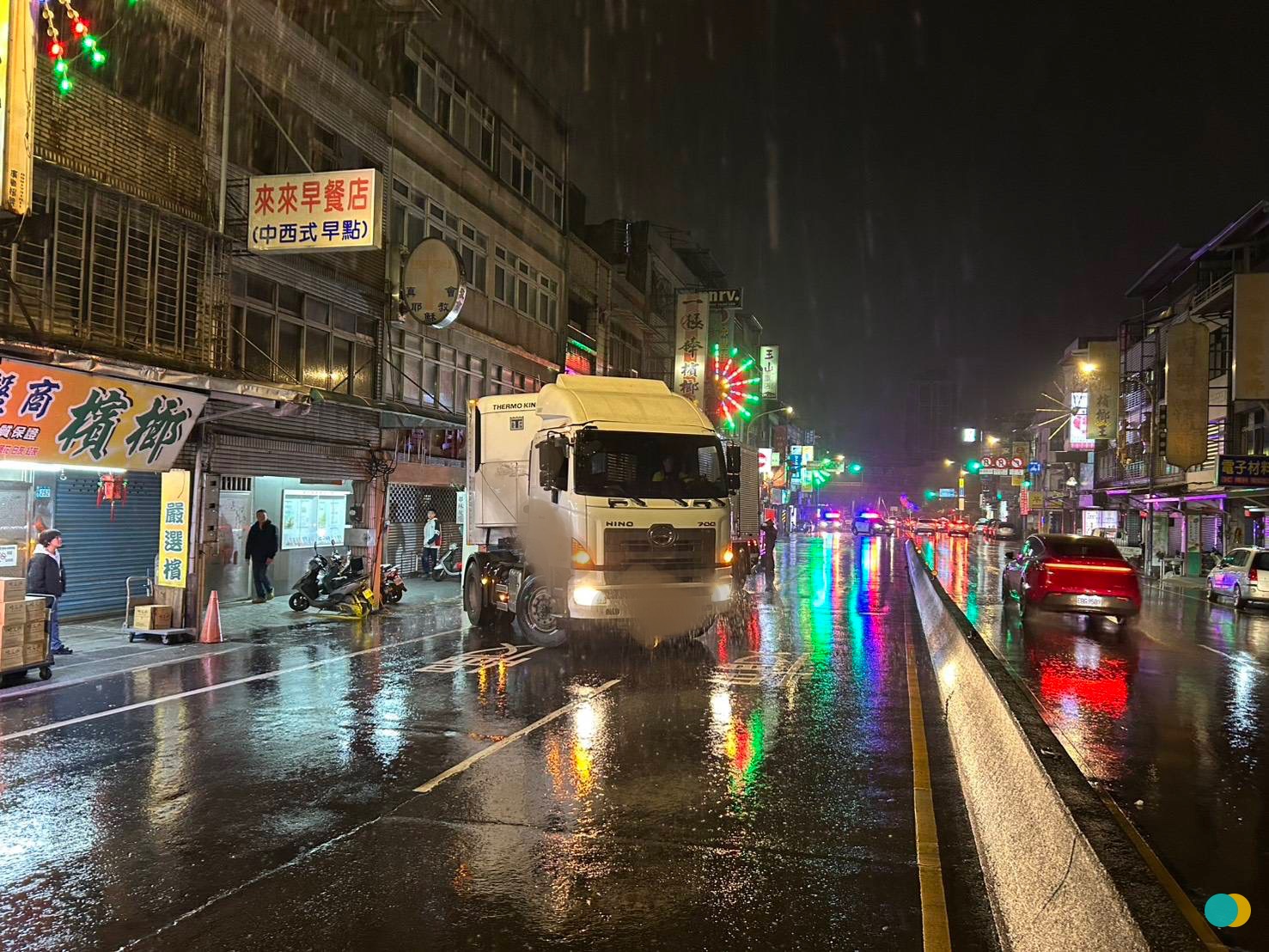 蕭姓男子駕駛營業大貨曳引車，行經文化路三鶯大橋往三峽方向時，不明原因失控衝撞路中央分隔島，強大撞擊力導致島上的標誌桿當場斷裂。