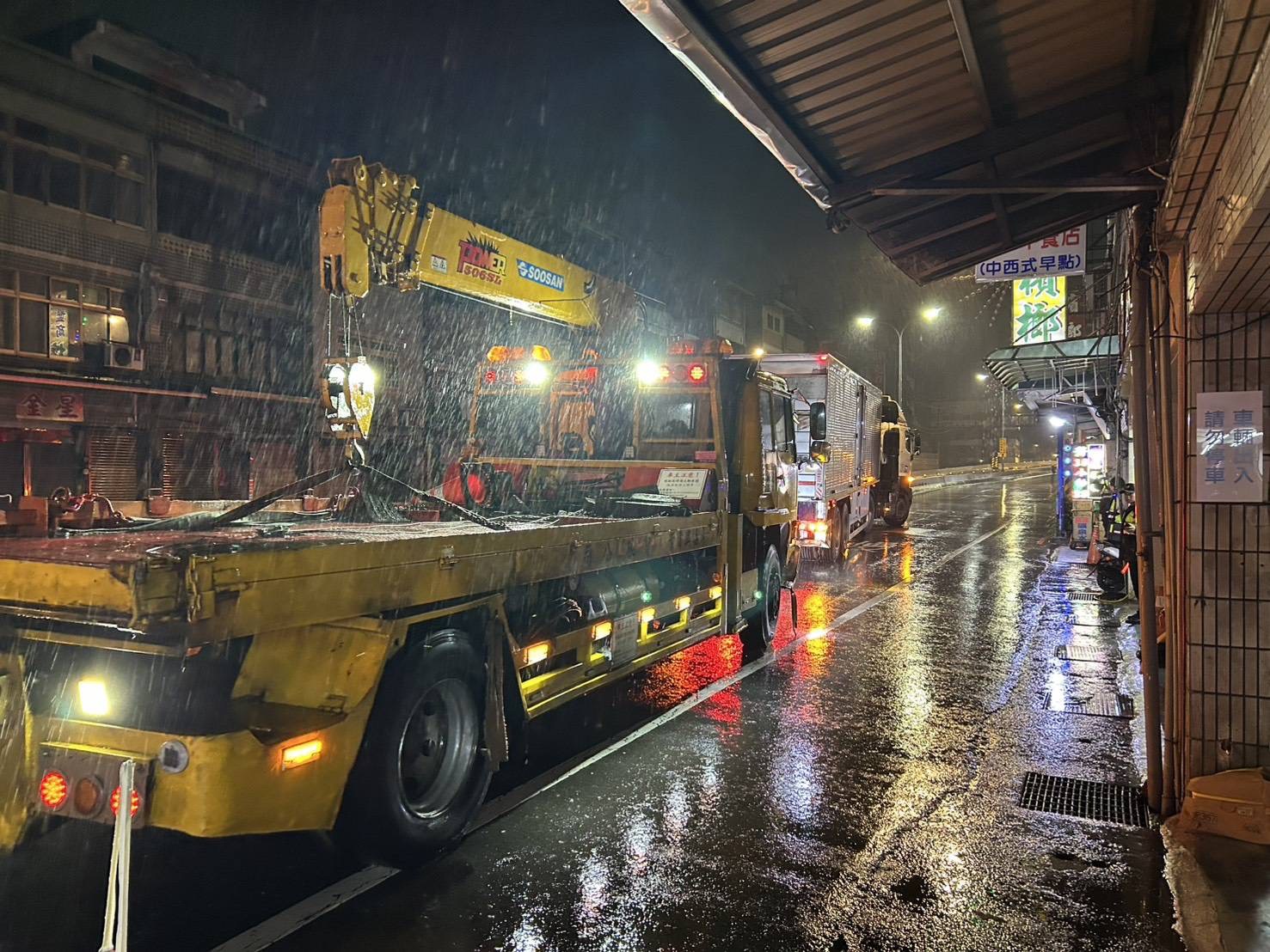營業大貨曳引車噸位龐大且排檔桿受損無法排除，警方隨即聯繫大型拖吊車到場協助移置車輛。