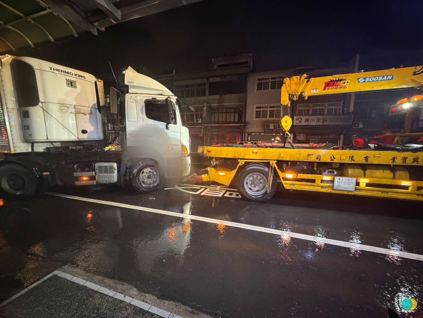 現場在事故車輛拖離並完成清理後，交通於21時許恢復正常通行。