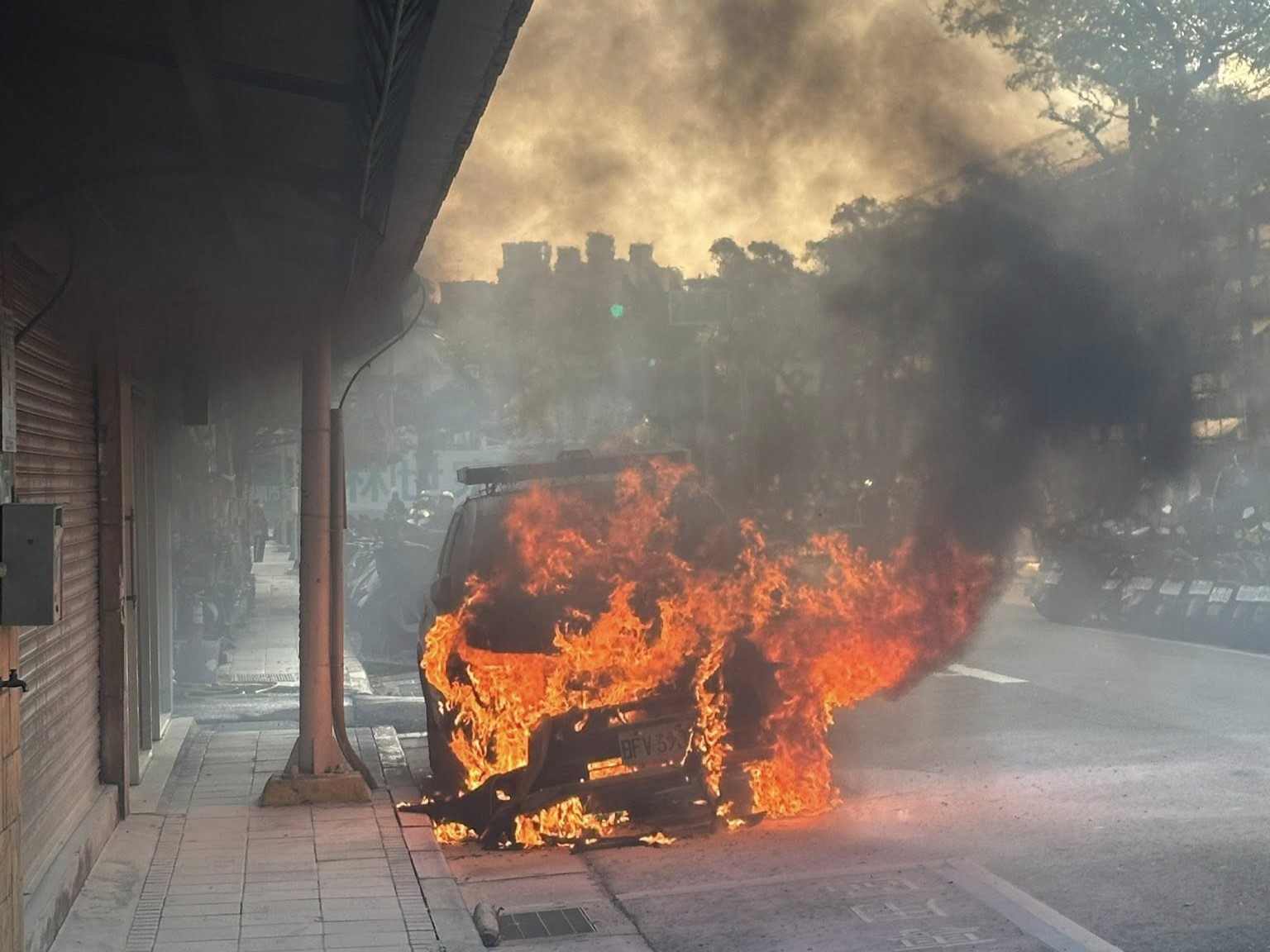 台北市北投區育仁路一帶，今（29）日早晨7時許驚傳警車火燒車事故。