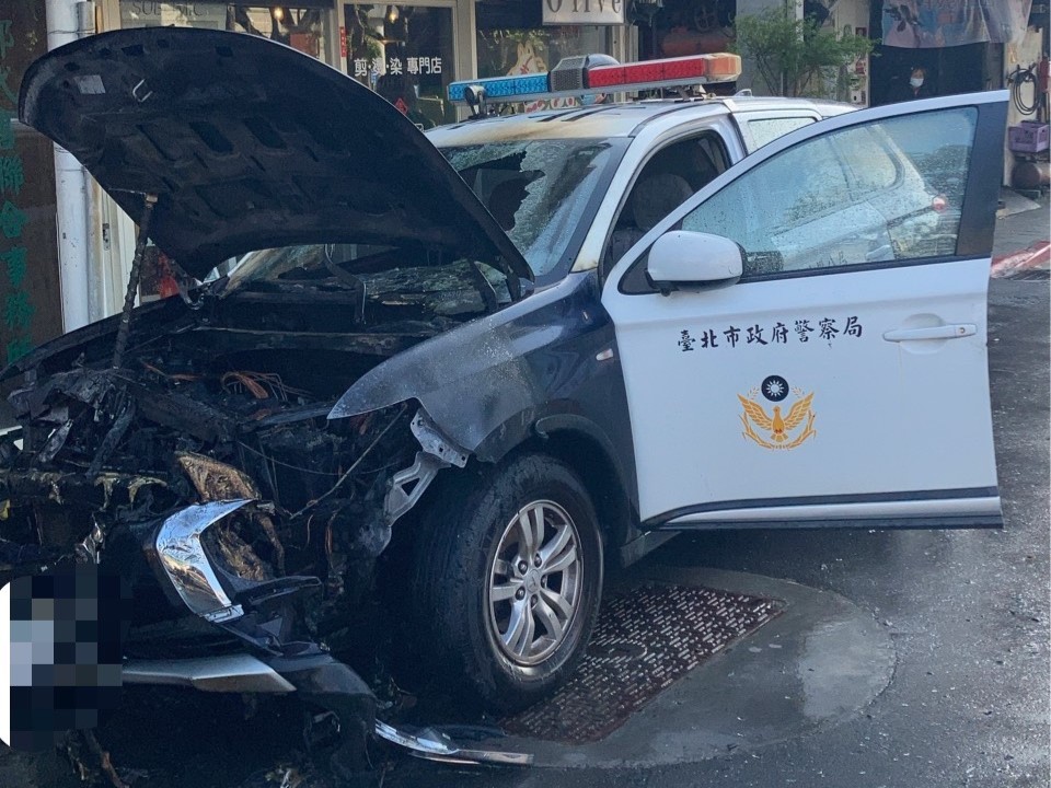 北投分局長安派出所1輛警車，執行巡邏勤務過程中不明原因故障，警員先行將車輛停放路邊等待檢修，未料車頭突然竄出火苗，整輛車陷入火海。