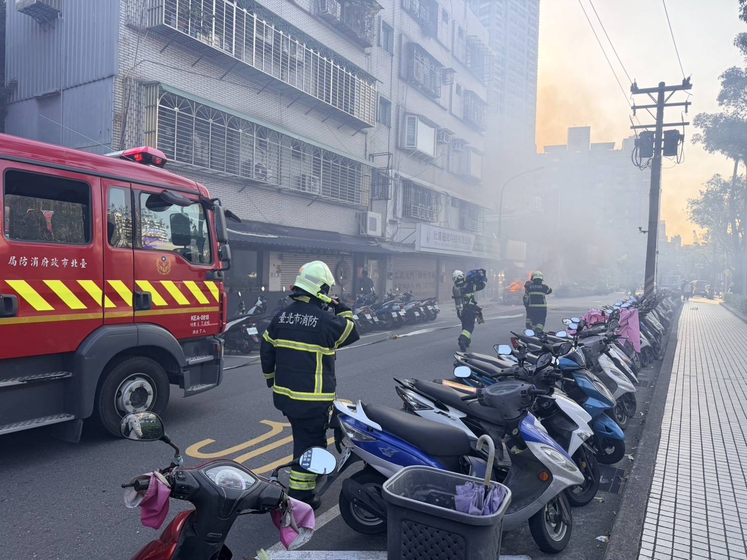 台北市消防局接獲報案，立即派遣消防員趕赴現場，架設水線灌救，迅速將火勢撲滅。
