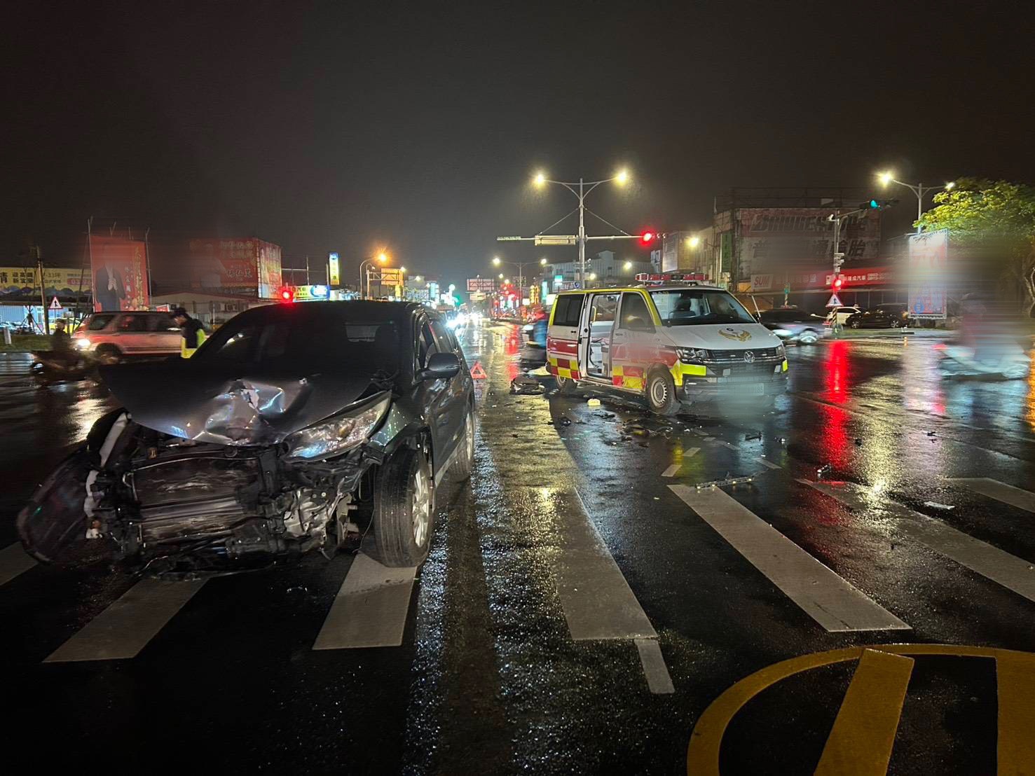 蘭縣冬山鄉冬山路三段一帶，昨（28）日晚間18時許發生1起驚險的救護車碰撞意外。