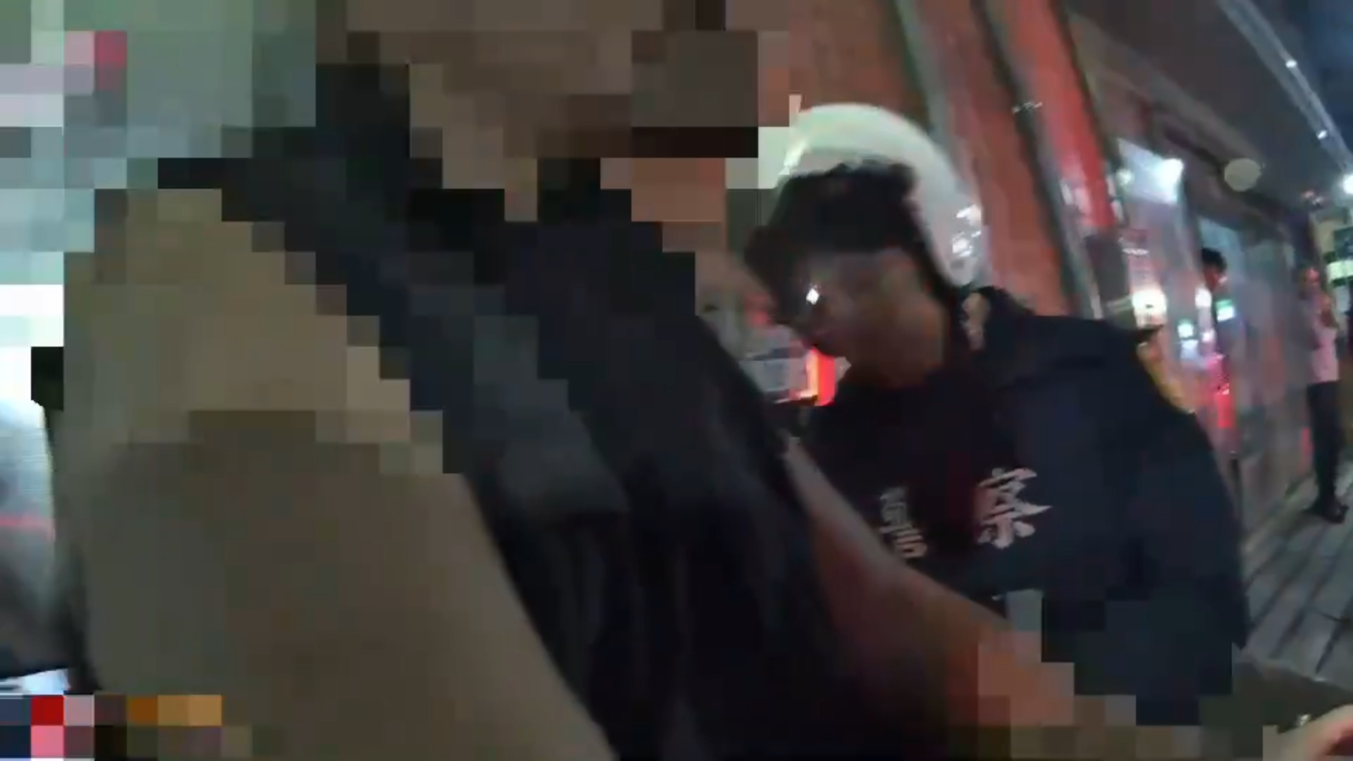 轄區警方獲報趕抵時,屋內外殘留大量血跡,警方隨即強勢將林男壓制上銬,奪下其手中武器。