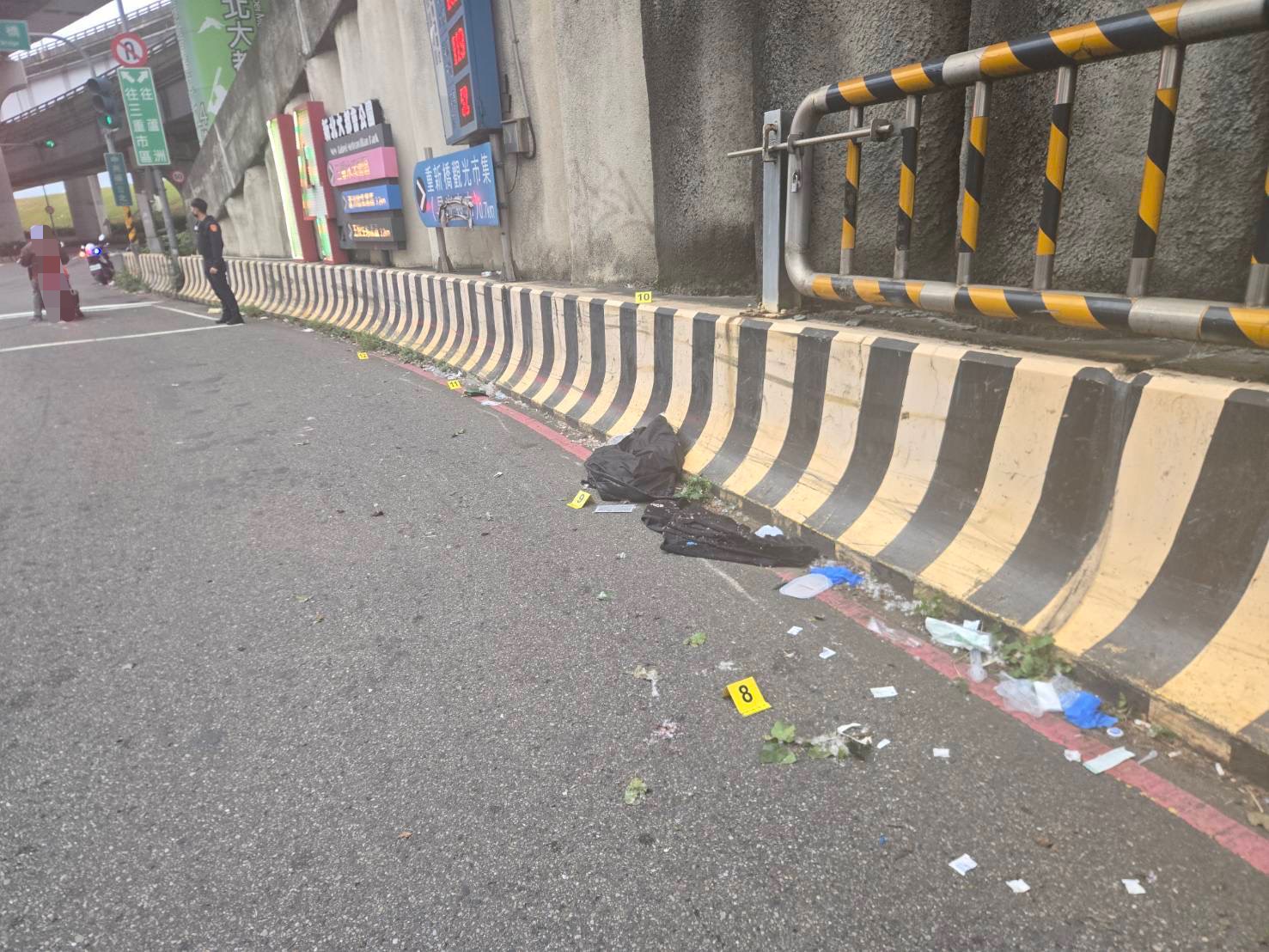 事故現場車殼零組件散落一地,現場血跡斑斑。