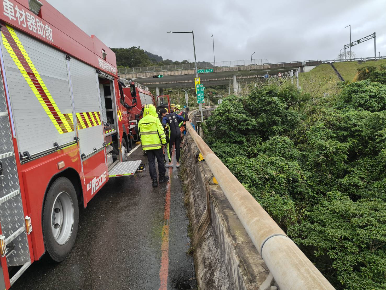 現場地形崎嶇且高度落差大,消防人員出動特種搜救器材。