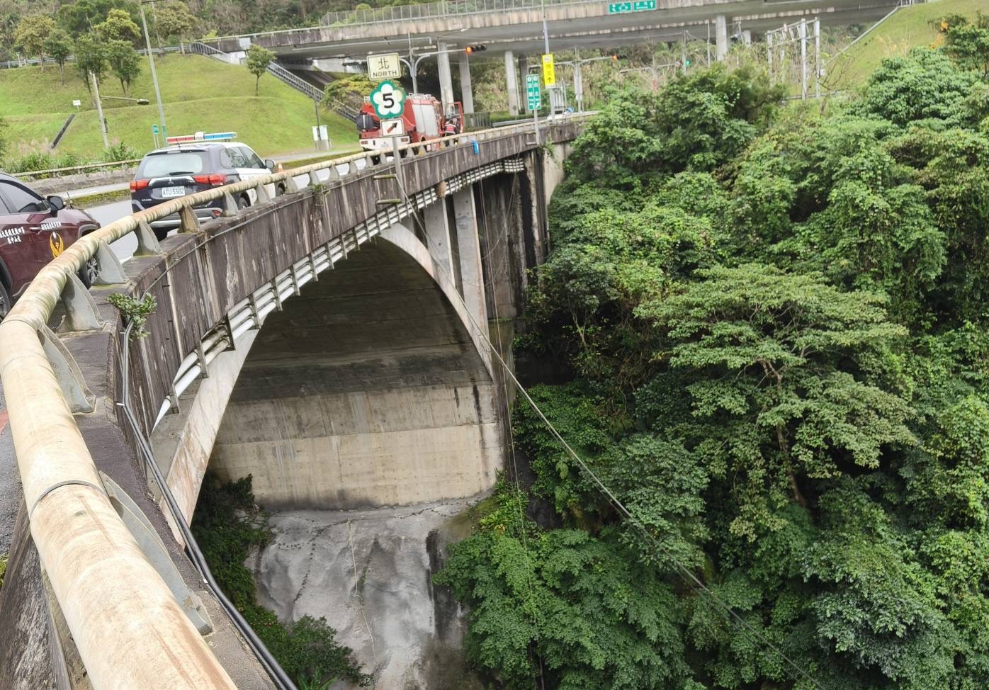新北市石碇區今(31)日上午7時許傳出墜橋事故。