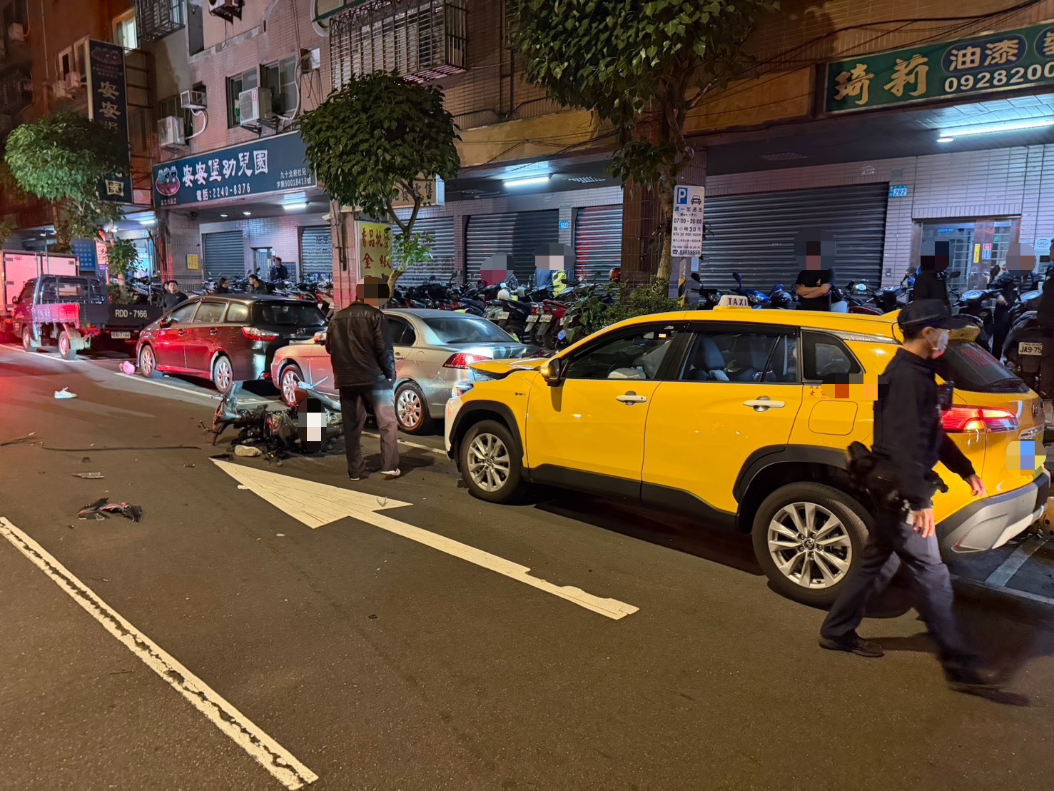 強大撞擊力導致計程車偏移，隨即如保齡球衝撞球瓶般撞進路旁停車格，現場波及停放中的汽車與機車10部，加上黃男的機車，受損車輛高達11輛。