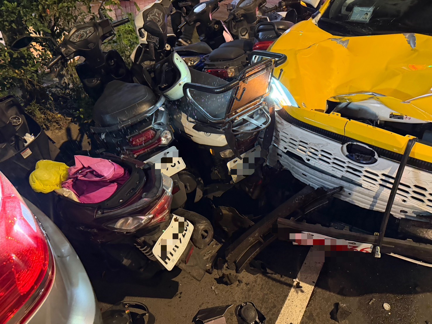 時翁男駕駛計程車沿橋和路往永和方向行駛，行經永和路口時，擦撞正沿橋和路左轉往永和路方向的黃姓男騎士。