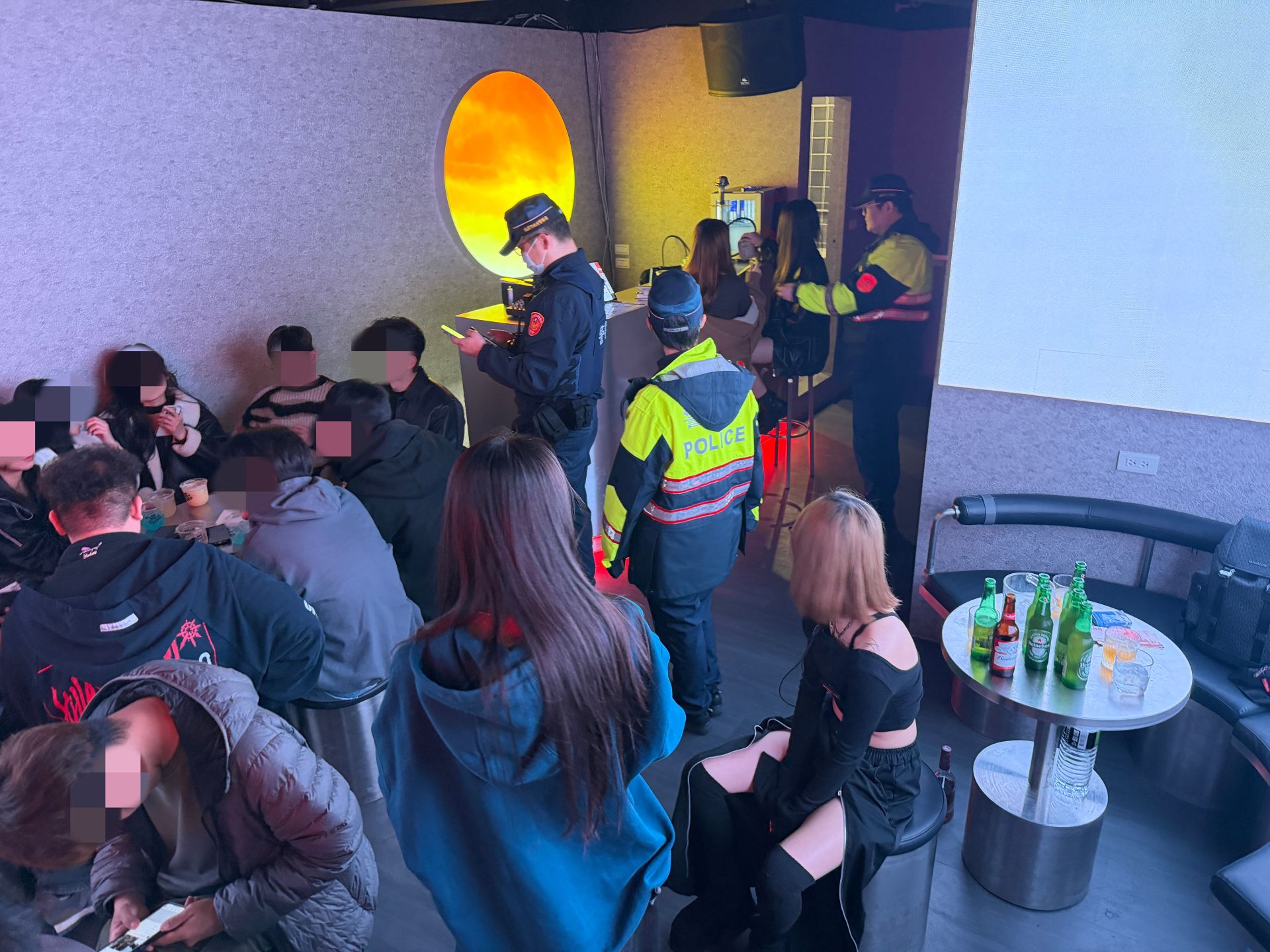 中壢警分局本週(24日至30日)動員逾100名警力,結合桃警團隊刑事、保安、交通大隊及外事科,針對轄內青少年易聚集處所執行「雷霆除暴」專案勤務。