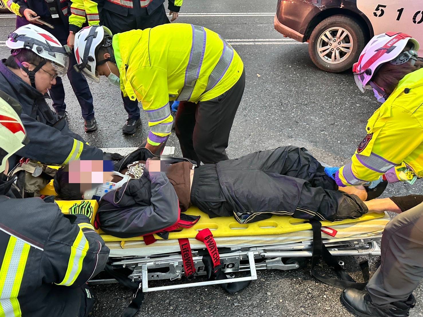 25歲曾姓男子駕駛剛偷來的贓車在捷運工地盤旋,遭遇巡邏員警盤查時竟拒檢逃逸,雙方追逐約7公里至南崁交流道口,曾男企圖衝撞警車突圍,導致車輛失控翻覆。