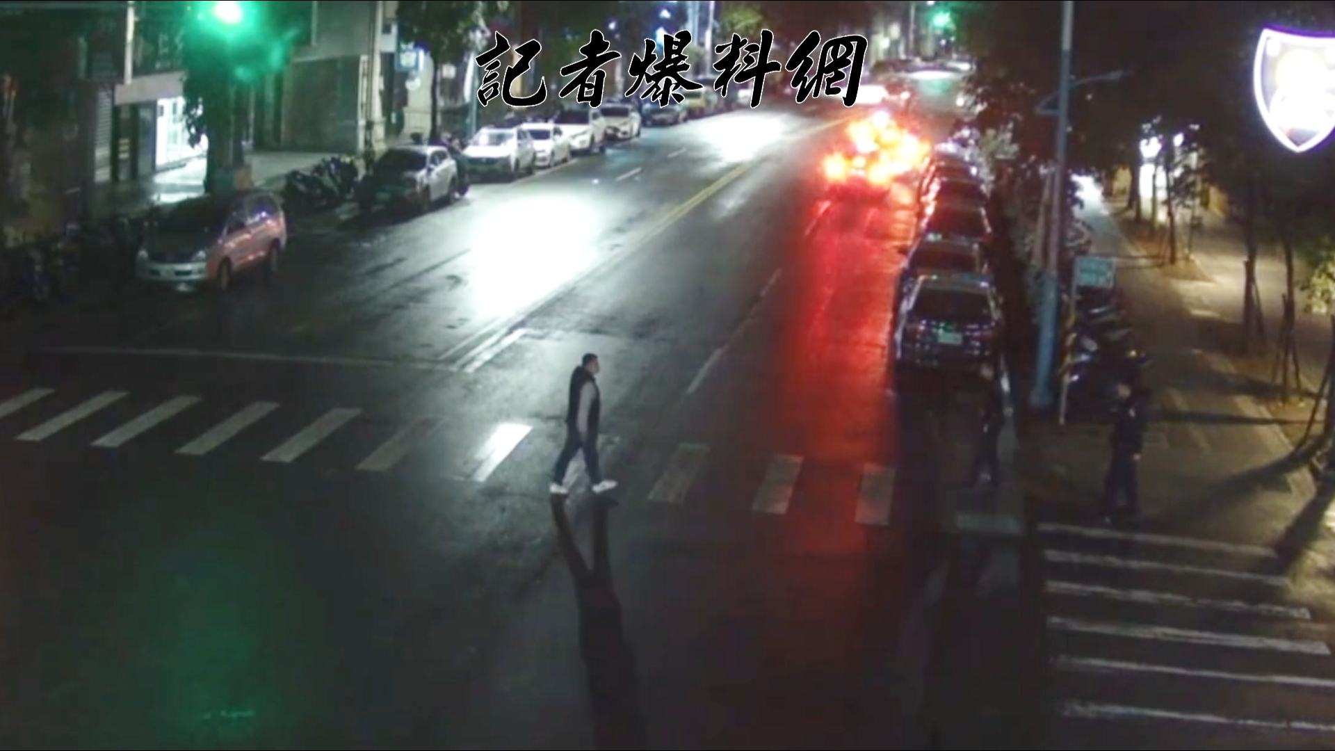 38歲黃姓男子疑因酒醉意識不清,竟在蘆洲警分局門口前,大搖大擺地闖紅燈穿越馬路。