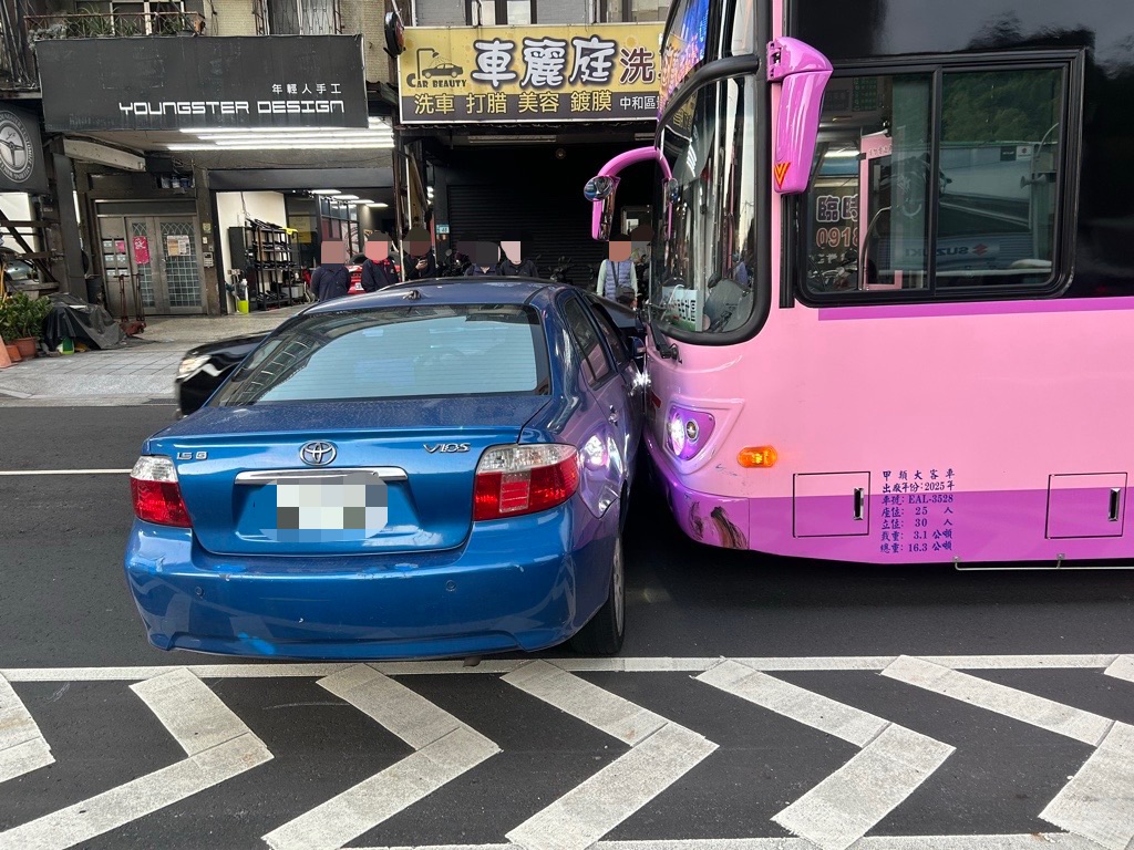 杜女當時開車沿景平路往台64線方向行駛,在變換車道過程中,與沿景平路往板橋方向直行的營大客車交會擦撞。