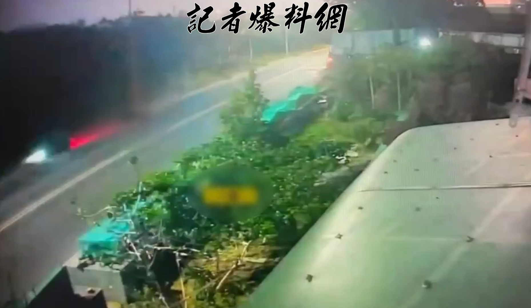 事發路段的監視器捕捉到驚悚瞬間，王女原本平穩騎行在車道外側，下一秒車身卻突然擦撞路緣石，導致王女連人帶車彈飛後重重撞擊路燈桿。