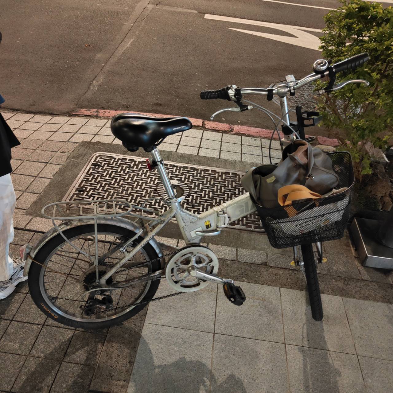 39歲褚姓女子騎乘單車欲過馬路時，遭1輛疑似闖紅燈的轎車擦撞，褚女連人帶車倒地，左手掌擦挫傷，單車車身也有輕微損壞。