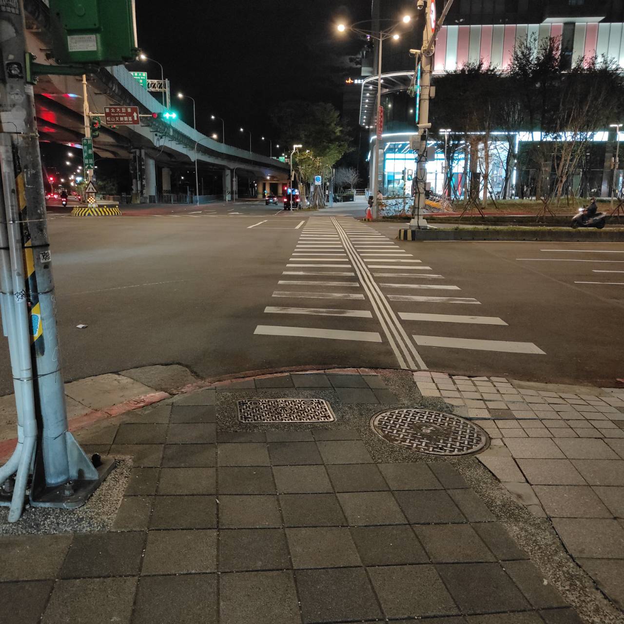警方在釐清過程中也發現，褚姓女子當時是「騎乘」慢車行駛在行人穿越道上，而非牽行，此舉同樣違反了《道路交通管理處罰條例》第74條第1項規定，最高可處1200元罰鍰。