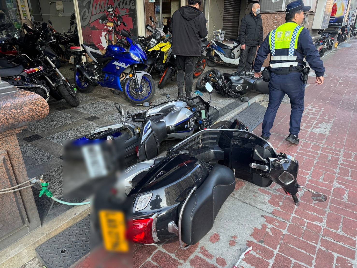 店家初步估算，遭推倒的3輛重機車殼與零件均有明顯損傷，修繕費用至少7萬元起跳