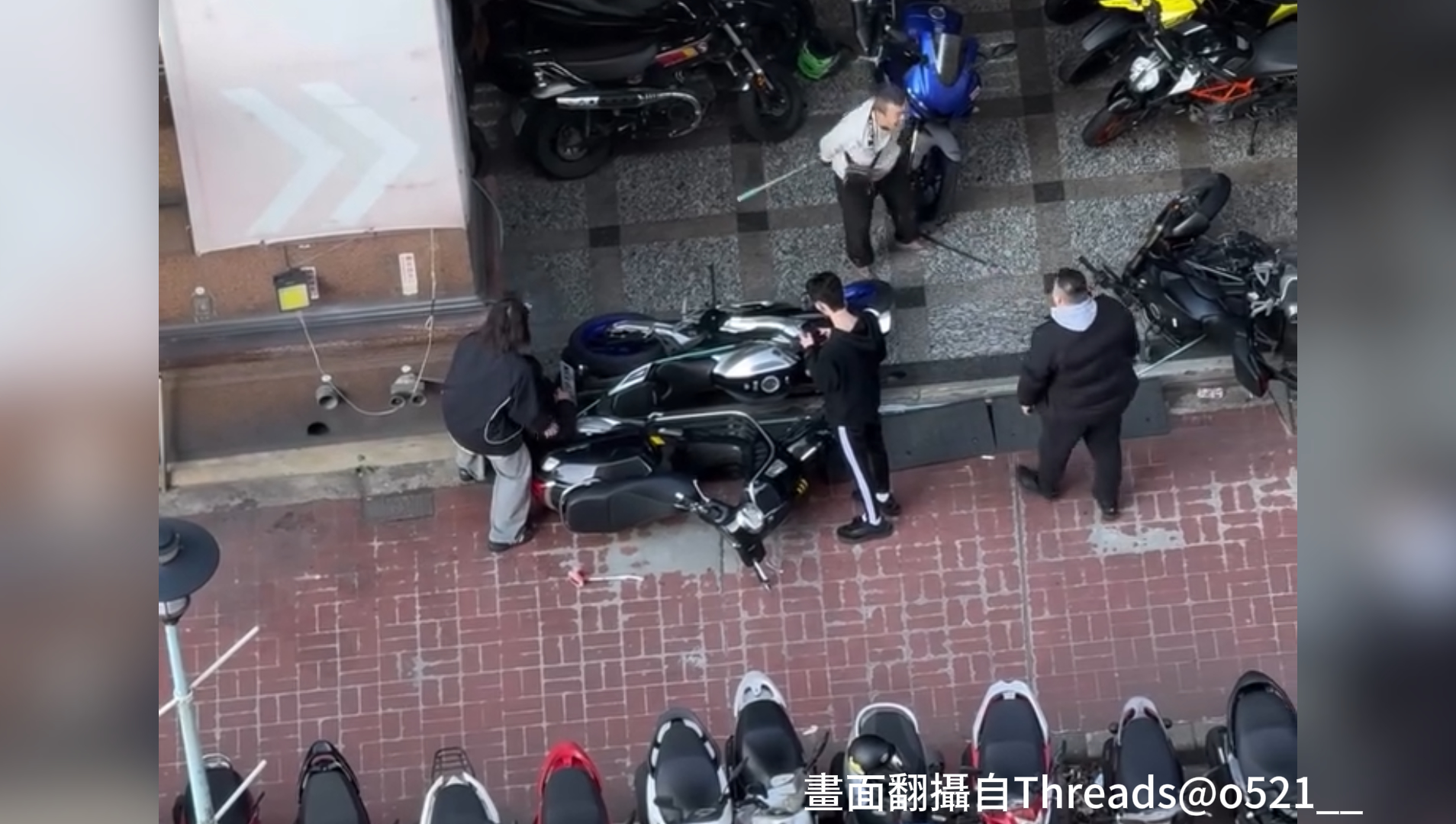 桃園市平鎮區環南路二段1家重機車行，昨（4）日下午16時許發生1起暴力糾紛。